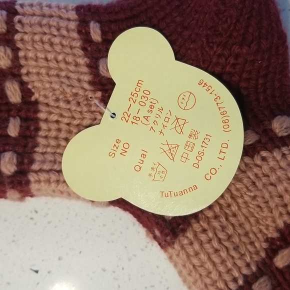 Cute pair of yarn socks, NWT - Picture 2 of 3